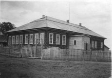 Один из корпусов Чекуевской школе в с. Чекуево. Середина XX в. Здание было перевезено в Анциферовский Бор. В настоящее время в нем располагаются начальные классы и мастерские